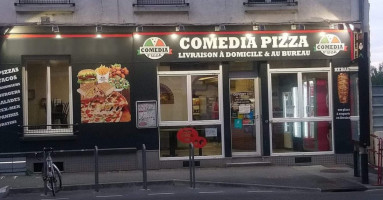Comédia Pizza outside