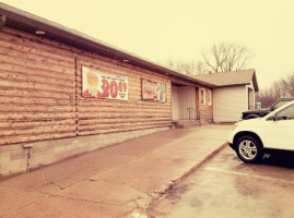 Osakis Liquor Store outside