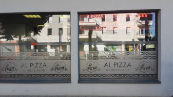 Al-pizza outside