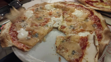 Pizza La Scala food