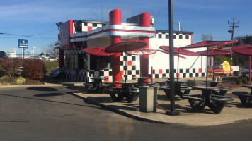 Rally's Hamburgers outside