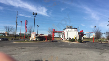 Rally's Hamburgers outside