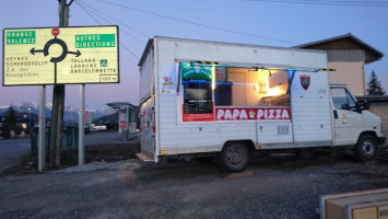 Papa Pizza outside
