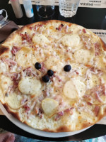 Pizza De Lou food