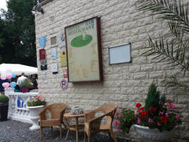 Le Petit Cafe Anglais Bar And Restaurant outside