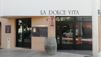 La dolce vita outside