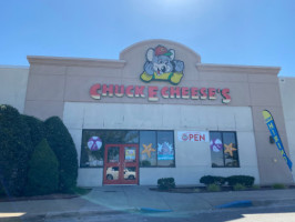 Chuck E. Cheese outside