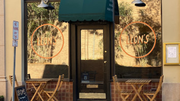 Leon’s Cafe Savannah inside