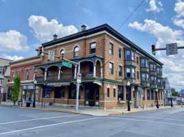 Broadway Pub outside