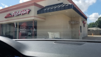 Pizza Hut outside