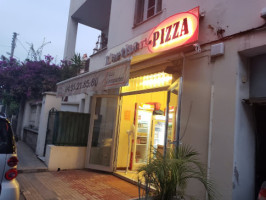 L'artisan-pizza outside