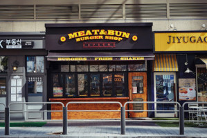 Meat&bun Burger Shop outside