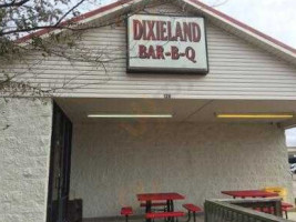 Dixieland Barbeque outside