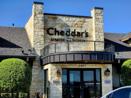 Cheddar's Scratch Kitchen outside