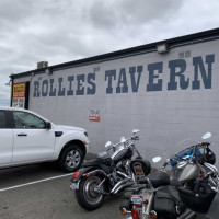 Rollies Tavern outside