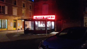 Pizza Bella outside