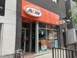 A&W (330 rue Ste-Catherine est) inside