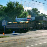 The Trailside Six Pack Shop food