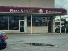 Sarina's Pizza outside