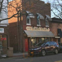 Torta Fina Bakeshoppe outside