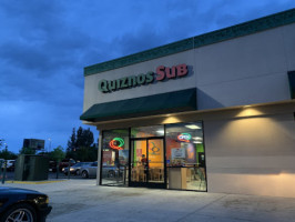 Quiznos outside