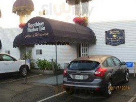 The Sunset Lounge At The Boothbay Harbor Inn outside