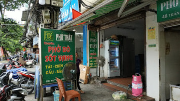 Phở Thật outside