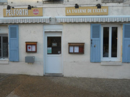 La Taverne De L' Ecluse outside