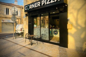 Corner Pizza inside