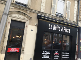 La Boite A Pizza Laval outside