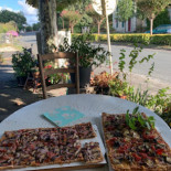 A La Fenêtre. Les Pizzas D'anna à Herm Comida