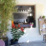 A La Fenêtre. Les Pizzas D'anna à Herm Dentro