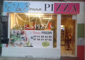 La Bonne Pizza inside