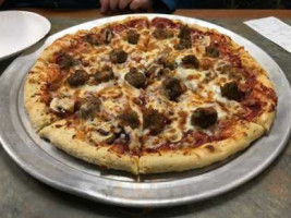 Gilligan's Pizzeria food