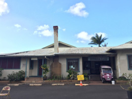 Honokaʻa Public House outside