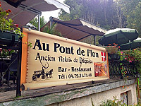 Au Pont Du Flon outside