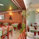 Aux Trois Eléphants Dentro