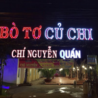 Chí Nguyễn Quán outside
