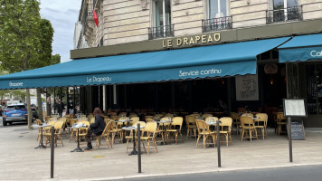 Le Drapeau outside