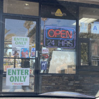 Winchell's Doughnut House outside