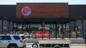 Boston Pizza outside