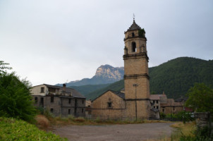 Fonda Carrera outside