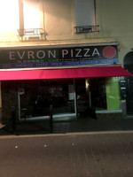 Evron Pizza outside