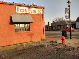 Pizza Barn outside