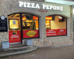 Pizza Pepone Pizza Cran inside