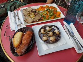 A La Place Saint Georges food