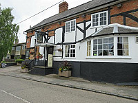 The Lowndes Arms outside