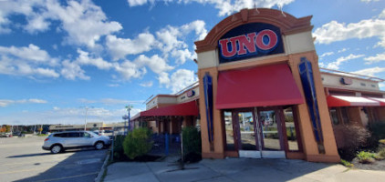 Uno Pizzeria outside