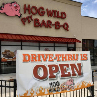 Hog Wild Pit -b-q outside
