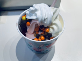 Grooveberries Frozen Yogurt food